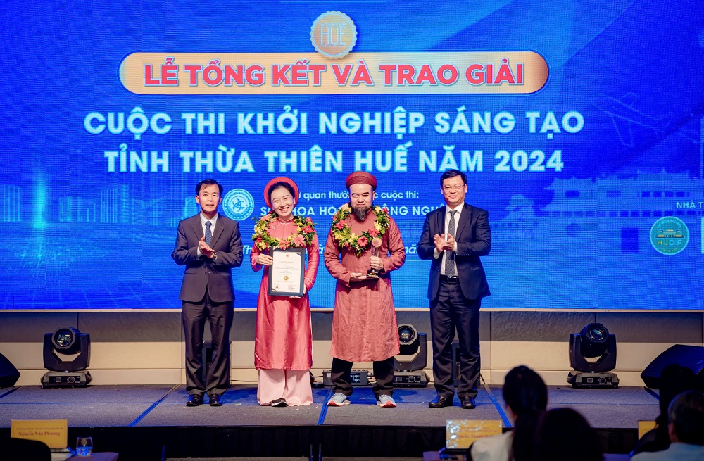 Lãnh đạo tỉnh Thừa Thiên Huế trao giải nhất cho ý tưởng "Nghiên cứu, sáng tạo trà Hoàng Mai Huế - Góp phần kiến tạo tinh hoa trà cho Kinh đô ẩm thực Việt Nam".