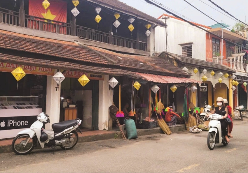 Bao Vinh ancient beamed-house system continues to be restored