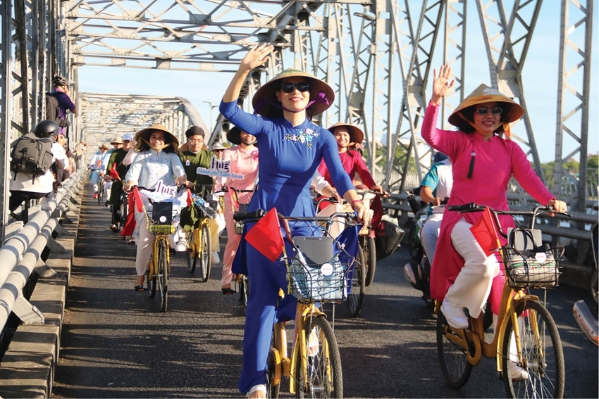 Riding bicycles in ao dai to promote Hue tourism 