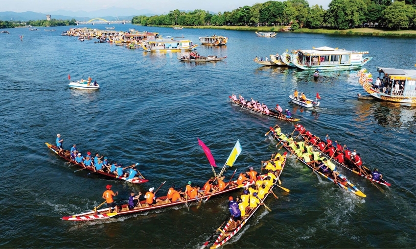 Boat racing on Perfume River. Photo: ĐH