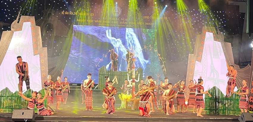 Thua Thien Hue delegation performed in the art festival competition. Photo: Ngo Giao