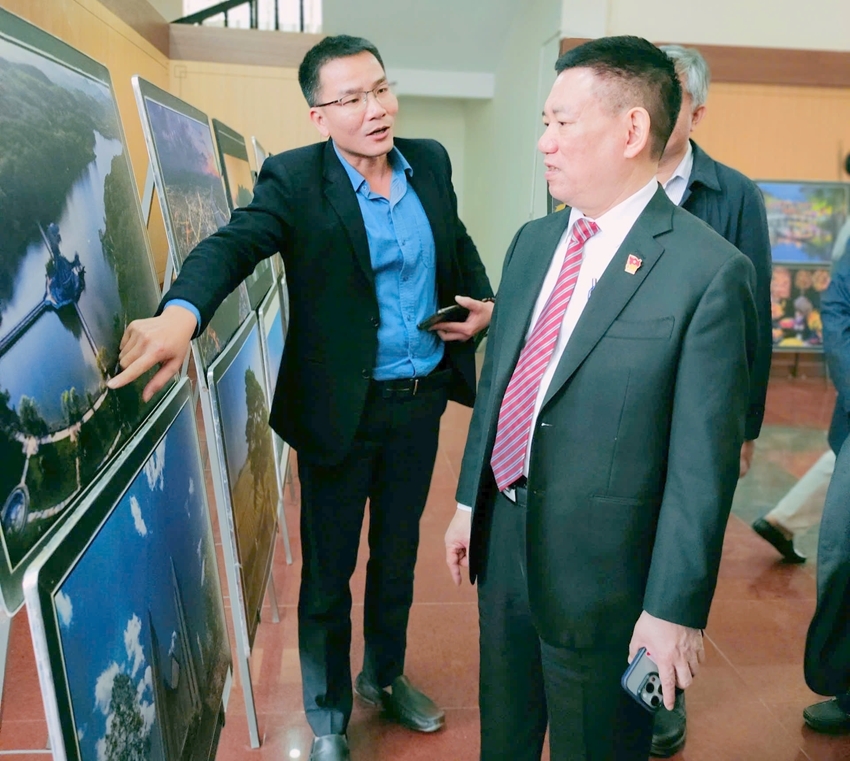 Deputy Prime Minister Ho Duc Phoc visited the exhibition space of beautiful photos of Hue tourism in Dien Bien. Photo: TTTTXTDL