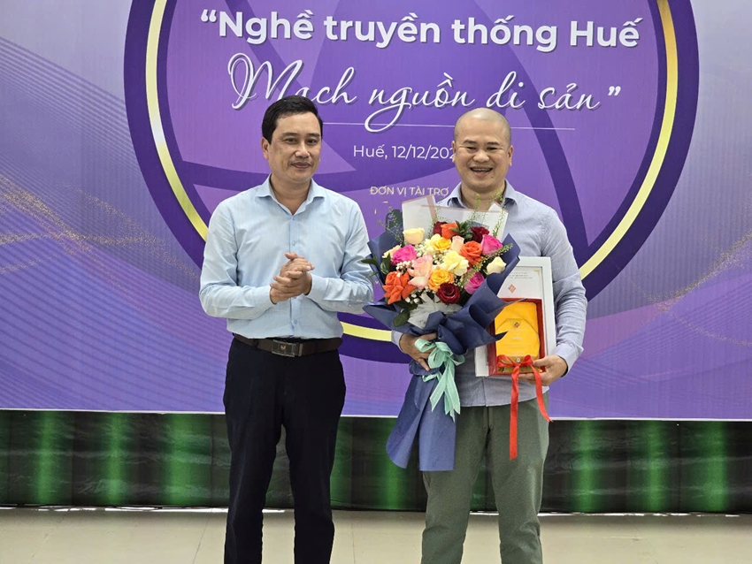 Tác giả Lê Huy Hoàng Hải (bìa phải) đạt giải Nhất cuộc thi 