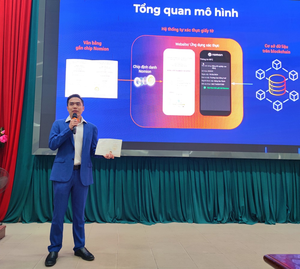 Ông Nguyễn Huy, Giám đốc điều hành Phygital Labs giới thiệu Phần mềm tự xác thực giấy tờ áp dụng tại Trường Cao đẳng Huế