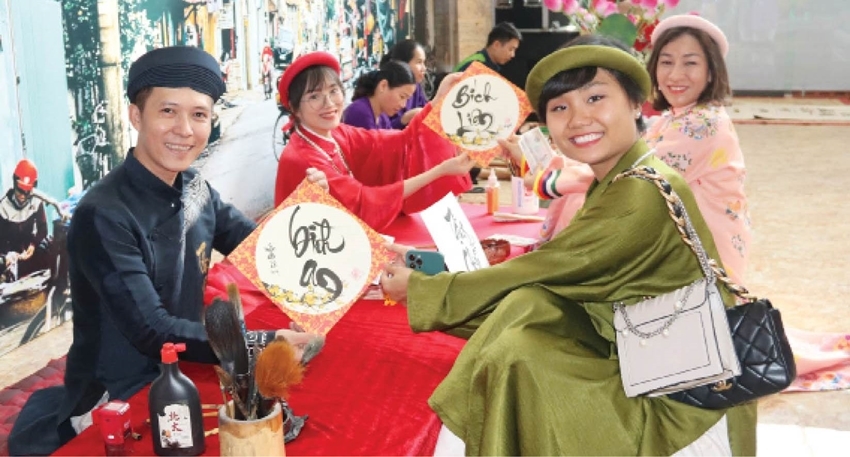 Visitors experiencing calligraphy and “Xin chu” (asking for New Year calligraphic blessing words)