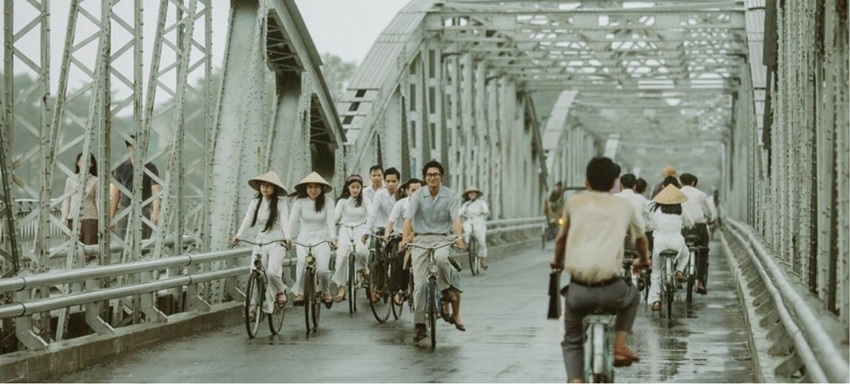 Truong Tien Bridge was chosen as a setting in the movie “Em va Trinh” (“Trinh and I”). Photo: DPCC