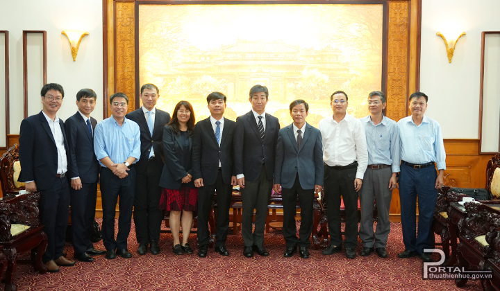 Leaders of Thua Thien Hue province take photo with Aeon Mall delegation