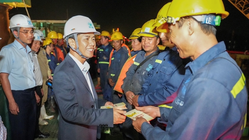  Chairman Nguyen Van Phuong encouraging the workforce at the construction site