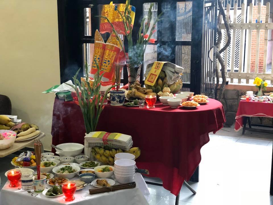 The offering inside the house consists of an upper table and a lower table, while there is also an offering altar set up in the middle of the courtyard.