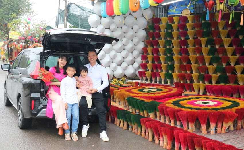 Trên chiếc ô tô cá nhân, anh Hiệp đưa vợ con từ Bắc Giang vào trải nghiệm tết Huế