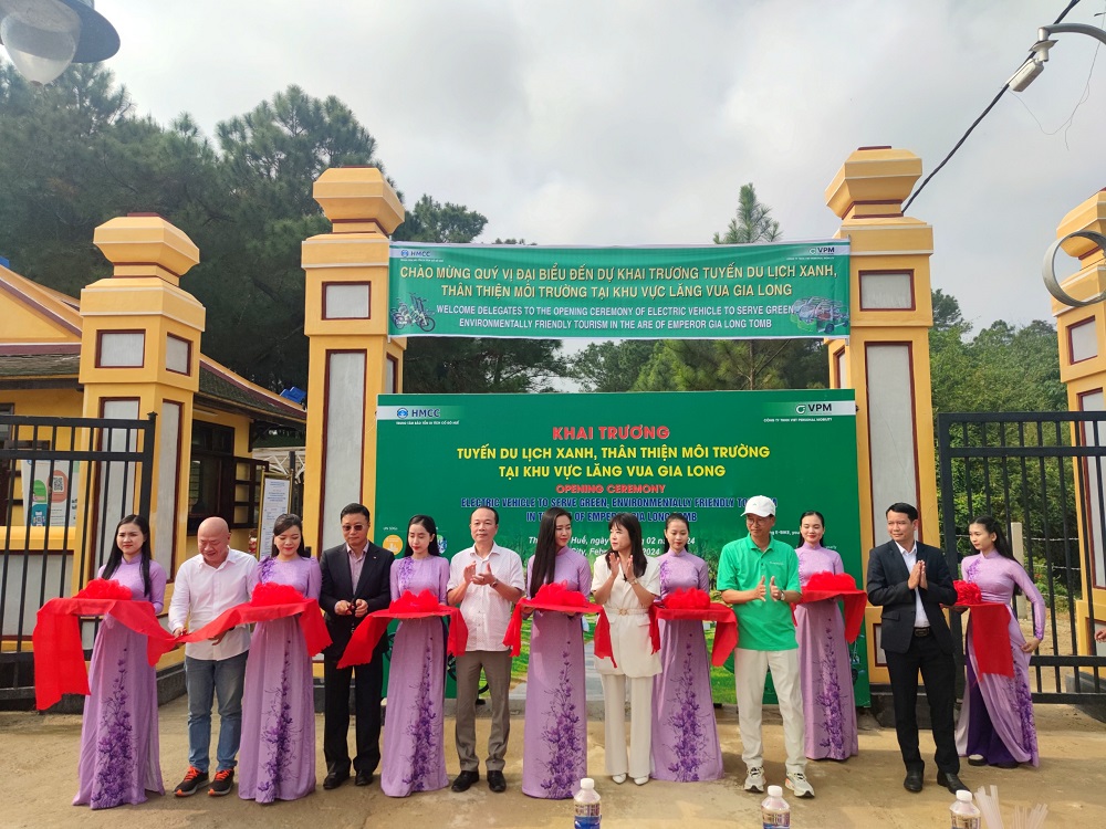 Nghi thức cắt băng khai trương tuyến du lịch xanh, thân thiện môi trường tại khu vực lăng vua Gia Long