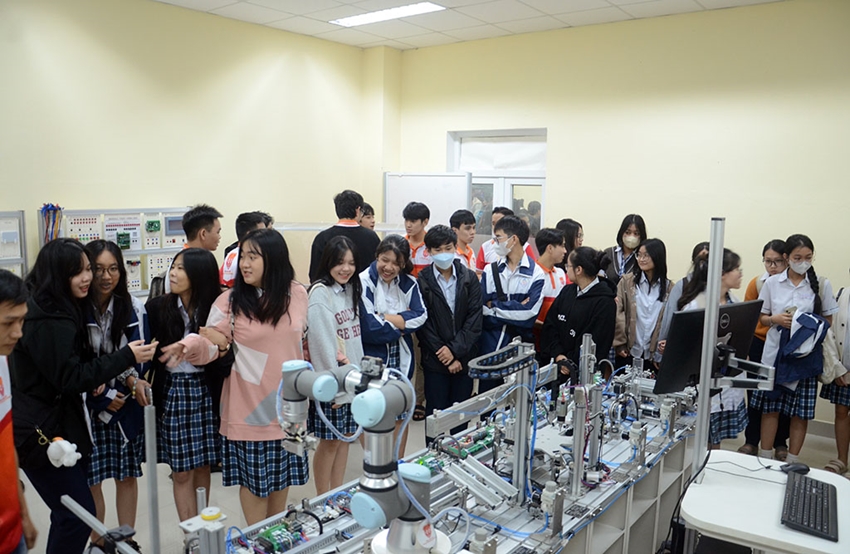 Học sinh trên địa bàn TP. Huế tìm hiểu về ngành học thiết kế vi mạch