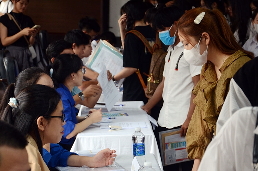 Thí sinh làm thủ tục nhập học tại Trường đại học Sư phạm năm 2023 