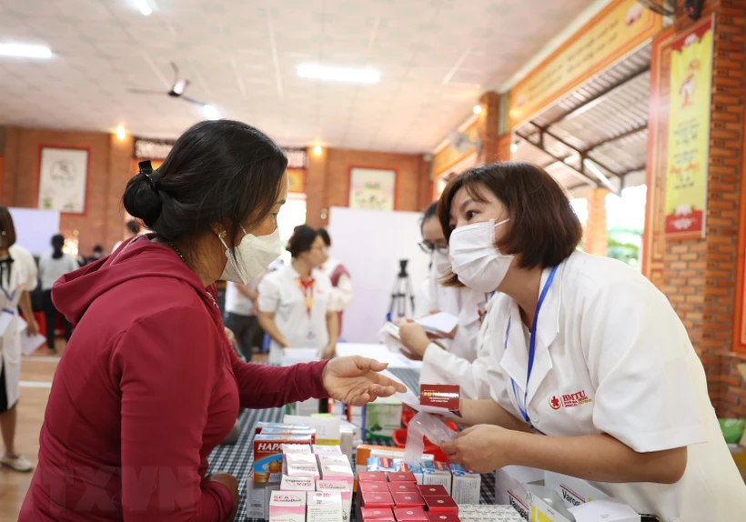 Tư vấn, cấp thuốc miễn phí cho người dân trên địa bàn huyện Cư M’gar, tỉnh Đắk Lắk.