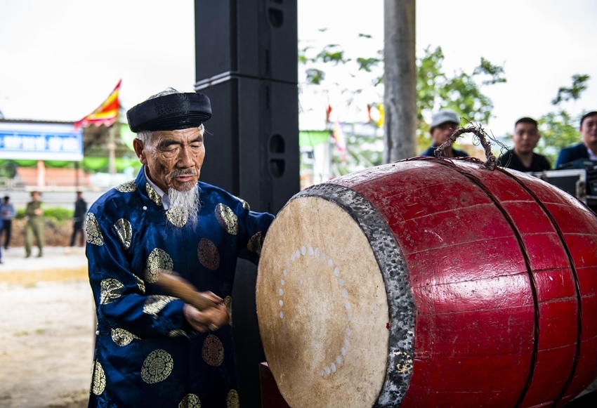  Beating the drum to open the festival