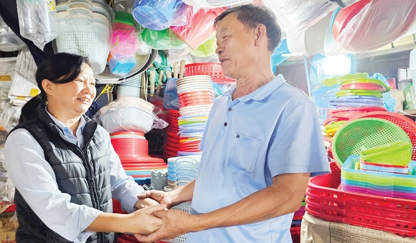  Mrs. Thanh has always been close to the vendors. Photo: An Nhien