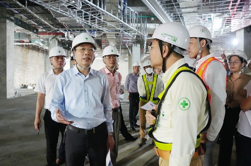  Vice Chairman of the Provincial People's Committee Phan Quy Phuong inspected the construction site