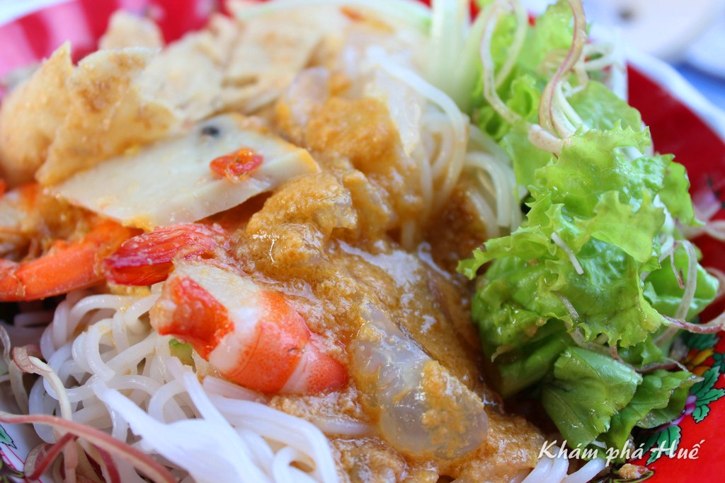 A serving of Bún Giấm Nuốc typically includes shrimp, soft-shelled turtle, pork sausage, peanuts, rice paper, fresh vegetables, and more. When enjoying it, diners often add a bit of shrimp paste with green chili to enhance the flavor even further.