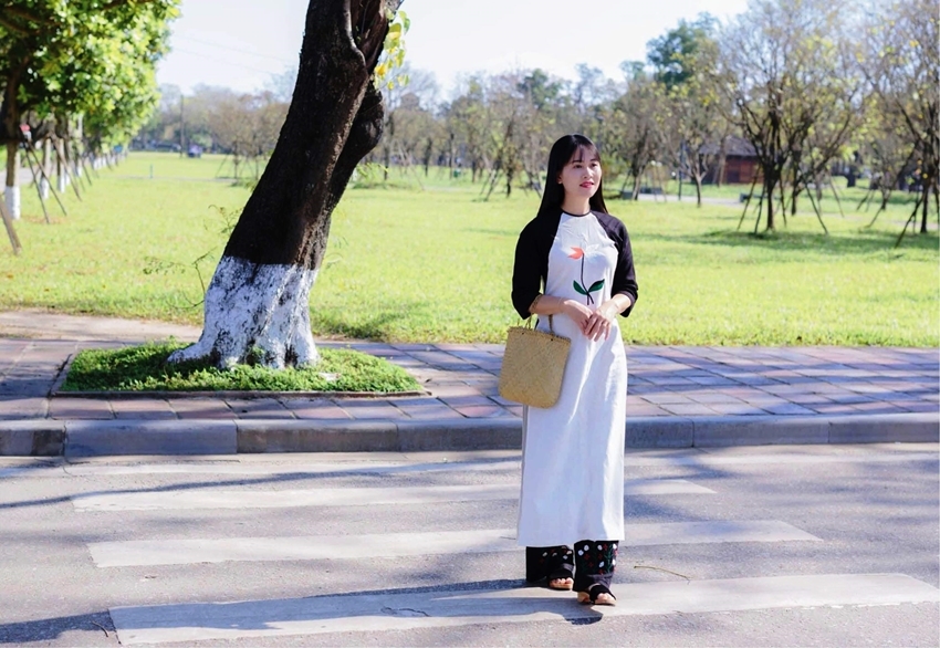  Women in Hue are graceful in their traditional Ao Dai