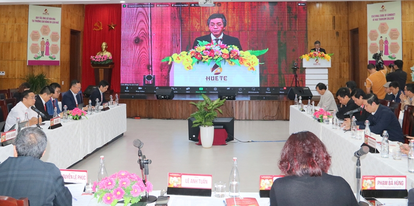  Ông Lê Anh Tuấn, Vụ trưởng Vụ Đào tạo - Bộ Văn hóa, Thể thao và Du lịch chia sẻ tại hội thảo