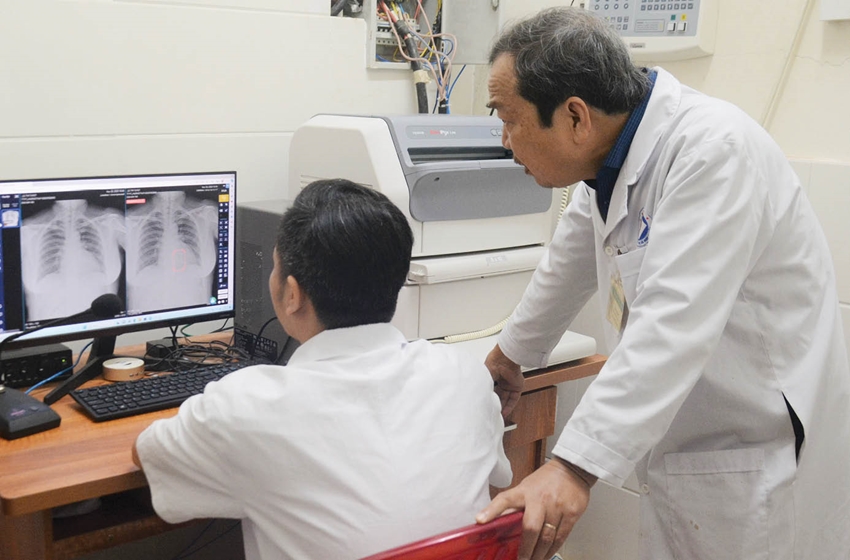 Đọc phim phổi của bệnh nhân trên phần mềm ứng dụng AI tại Trung tâm Y tế TX. Hương Thủy 