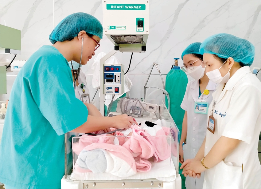 Chăm sóc trẻ sơ sinh tại Bệnh viện Trường đại học Y - Dược Huế 