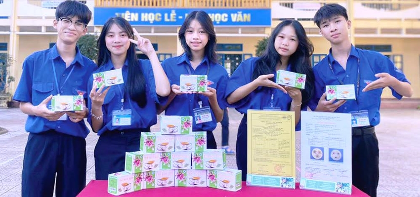 Nhóm học sinh Trường THPT Đặng Trần Côn sáng tạo sản phẩm trà hoa sim