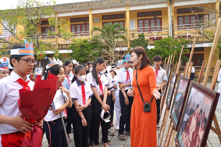 Các em học sinh được nghe kể về những kỷ niệm gắn liền với cuộc đời và sự nghiệp Đại tướng Nguyễn Chí Thanh. Ảnh: Nguyễn Quyên 