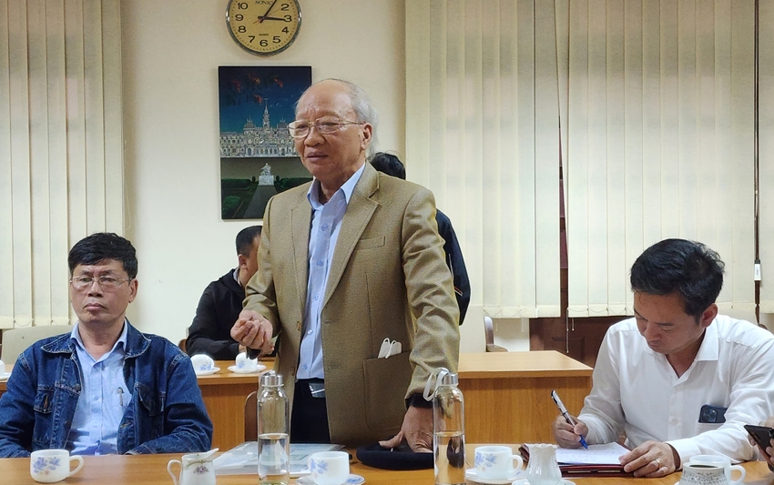   Ông Nguyễn Hữu Đính- Chủ nhiệm CLB Tem Huế chia sẻ tại hội nghị