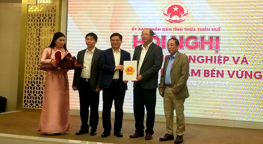 Phó Chủ tịch Thường trực UBND tỉnh Nguyễn Thanh Bình trao Quyết định thành lập Hội đồng Tư vấn giáo dục nghề nghiệp tỉnh