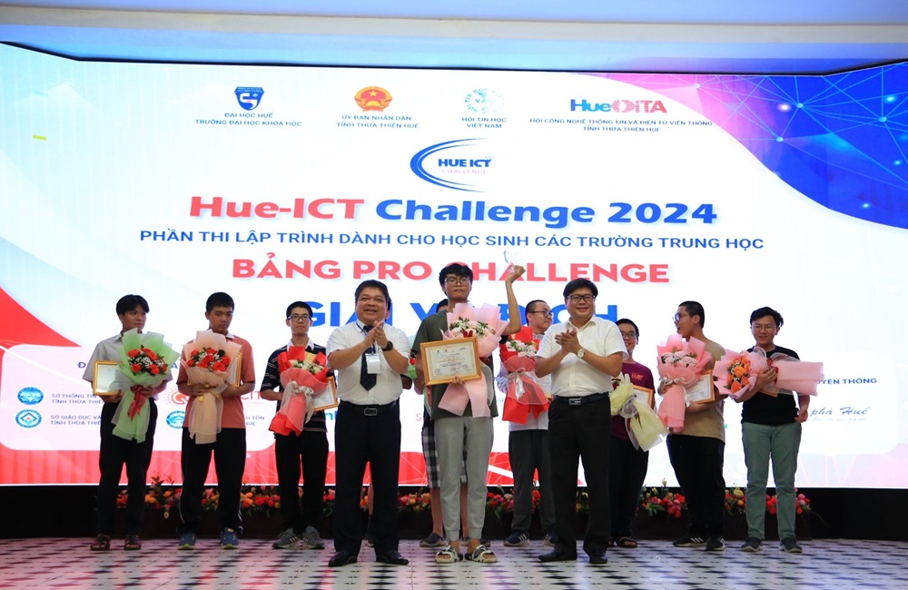 Ban Tổ chức trao giải cho thí sinh xuất sắc nhất giành Giải Vô địch Bảng Pro Challenge Lê Nguyễn Hữu An (Trường Phổ thông năng khiếu, Đại học Quốc gia TP. HCM)