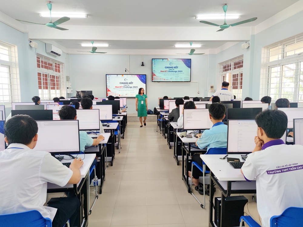 Gần 400 học sinh của 34 tỉnh thành tham dự vòng Chung kết Phần thi Lập trình dành cho học sinh trung học Cuộc thi Hue-ICT Challenge 2024