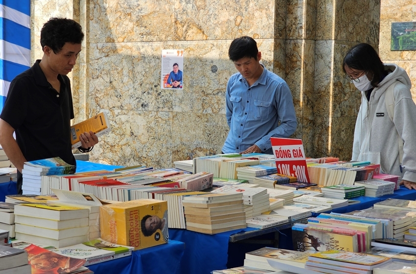  Book lovers flocking to the book fair on the morning of March 27th