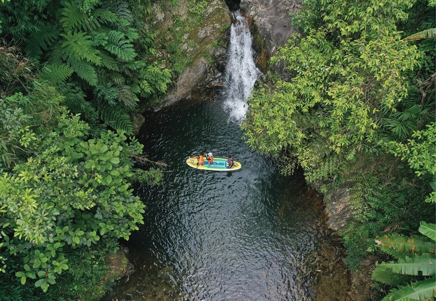  Rowing SUP in the primeval forest. Photo: Phan Thang