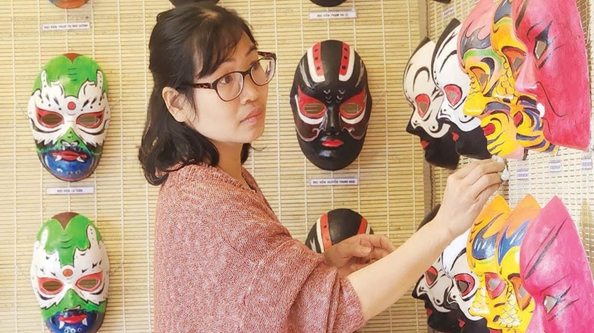  "Tuồng mask" exhibition space at Duyet Thi Duong Theater gets tourists to visit and explore