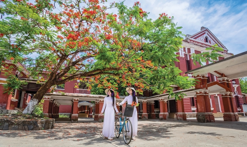  Graceful girl students in Hue. Photo: Minh Thu