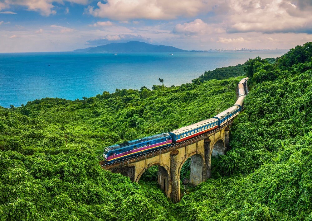 The tourist train "Connecting the Heritage of Central Vietnam": Connecting the most beautiful route in Vietnam.