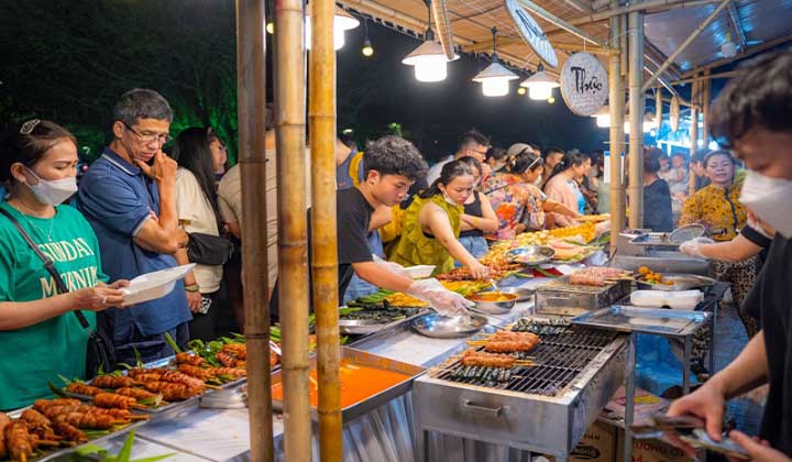 The event aims to turn Hue into a member of UNESCO creative cities network in cuisine creativity in 2025 - Illustration photo: “Tinh hoa nghe bun” festival was held on Hue Traditional Craft Festival 2023