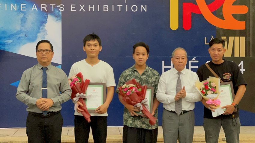 Ông Phan Ngọc Thọ, Phó Bí thư Thường trực Tỉnh ủy trao thưởng cho ba tác giả trẻ
