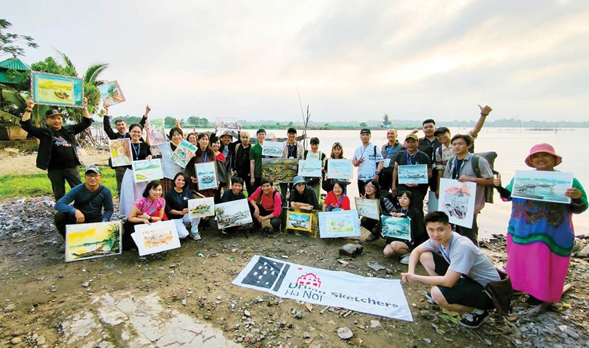 Các thành viên tham gia ký họa ở Phú Lộc khoe tác phẩm sau khi dừng chân sáng tác