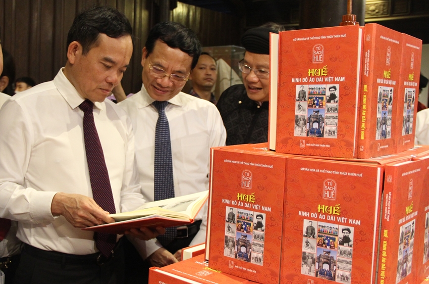 UVTW Đảng, Phó Thủ tướng Chính phủ Trần Lưu Quang (bìa trái) thăm gian trưng bày Tủ sách Huế vào năm 2023 tại không gian Quốc Tử Giám