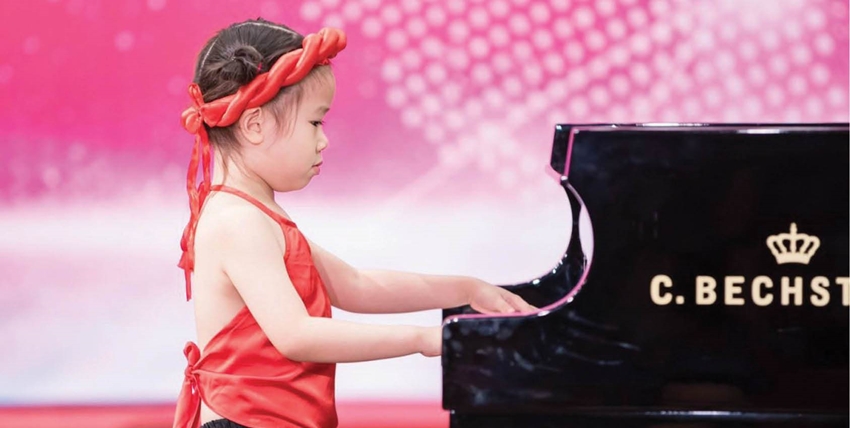 Thái Tuệ Nghi đang biểu diễn trong đêm chung kết cuộc thi “Festival Piano Talents 2024” toàn quốc 