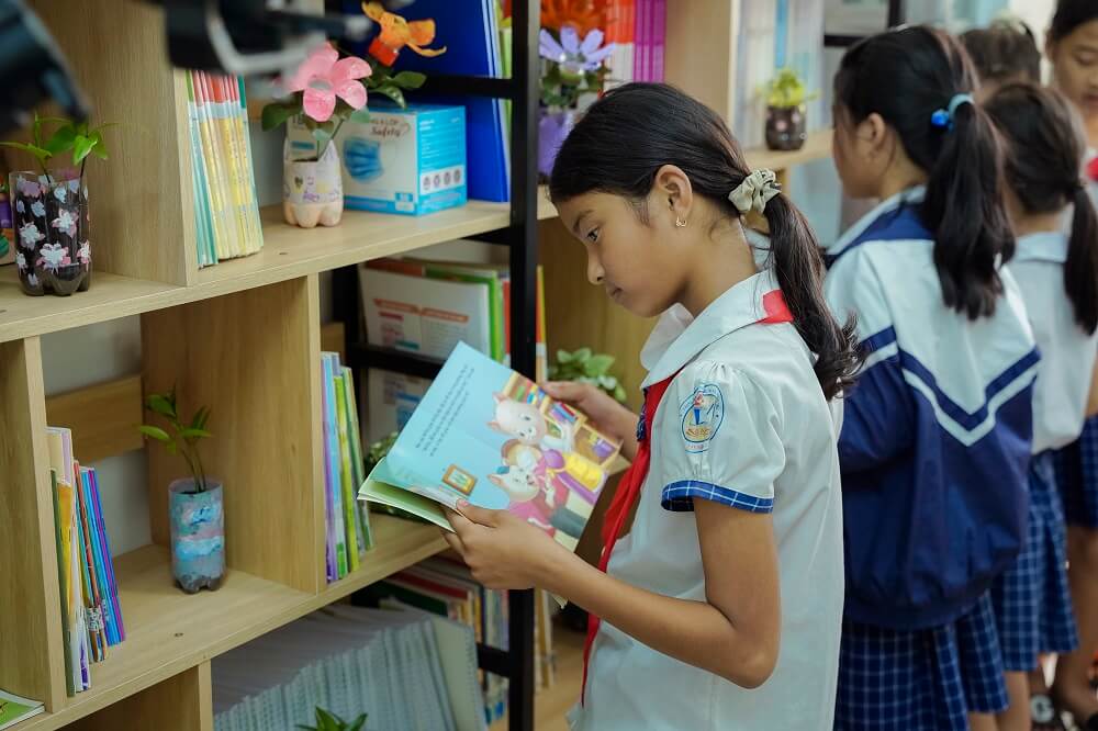 Các em học sinh trường tiểu học Thuận Hòa 1 say mê với từng trang sách mà dự án Thư viện Xanh mang lại