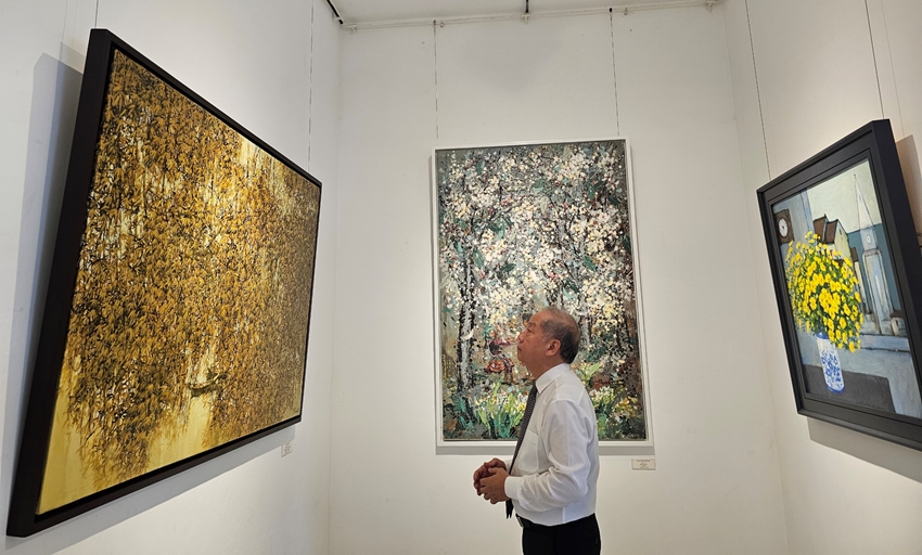 Phó Bí thư Thường trực Tỉnh ủy Phan Ngọc Thọ thưởng lãm những tác phẩm tại triển lãm