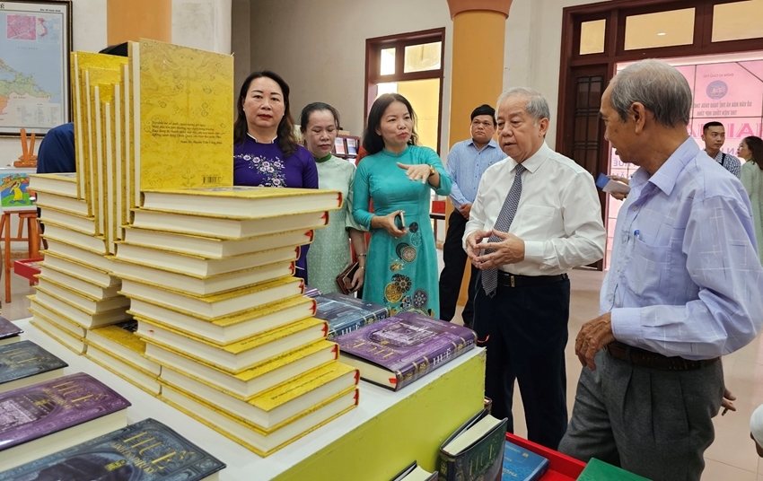  Permanent Deputy Secretary of the Provincial Party Committee Phan Ngoc Tho (second from the right) visiting the exhibition space of Hue Bookcase at the festival