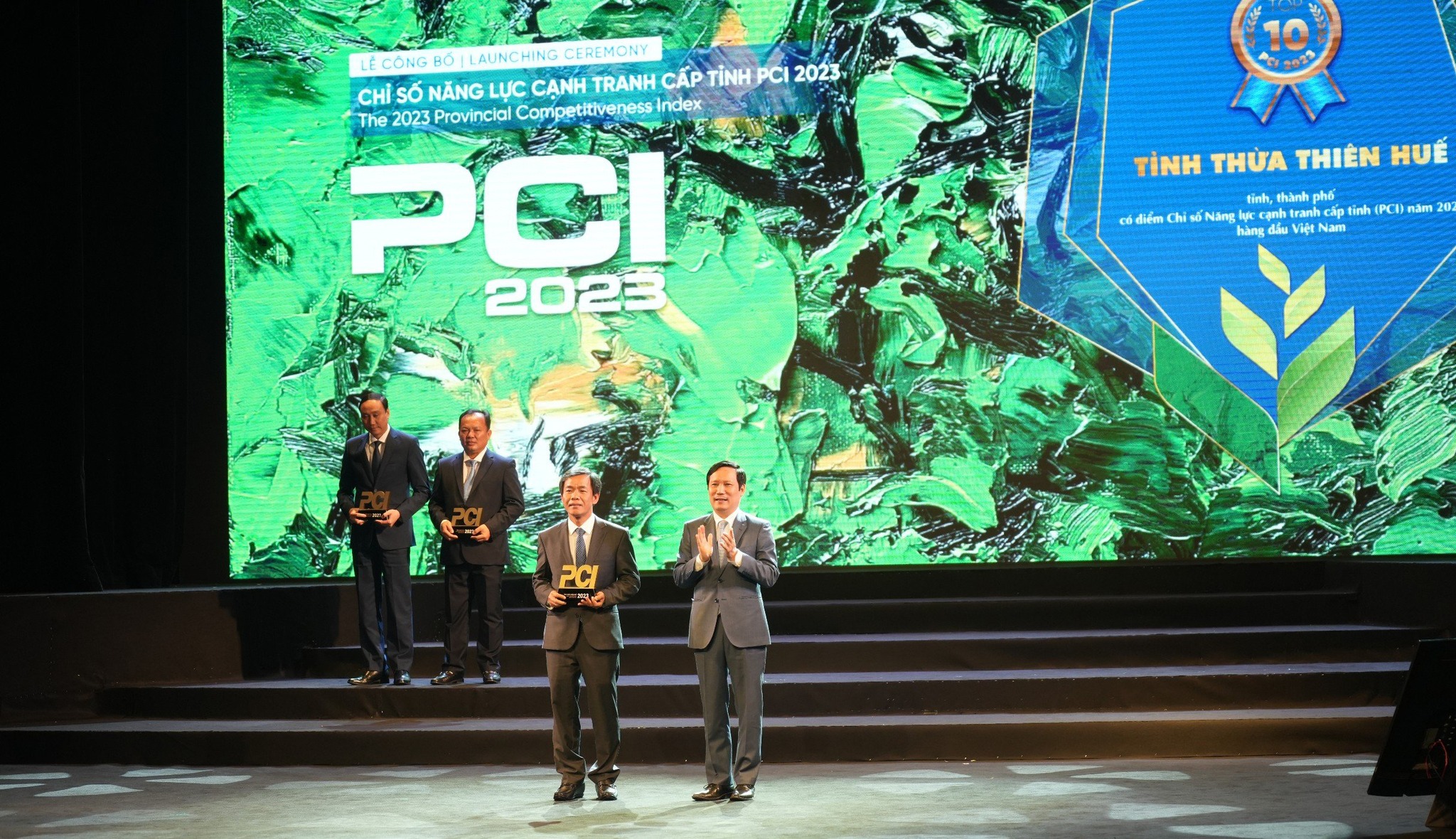 Ban tổ chức trao chứng nhận PCI năm 2023 cho tỉnh Thừa Thiên Huế