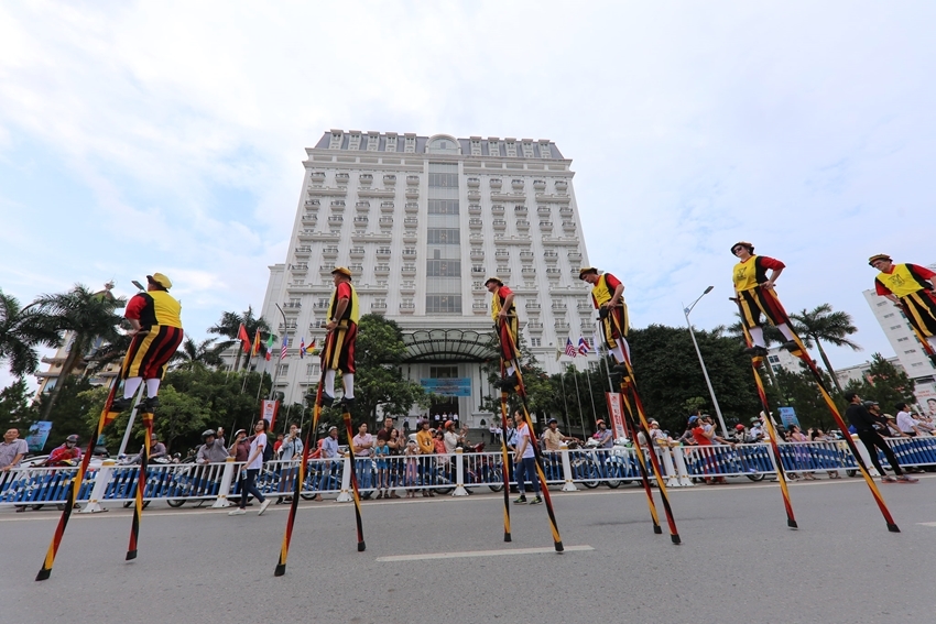 The Royal stilt walkers of Merchtem participating and performing in Hue Ancient Capital in previous Festivals. Photo: Festival