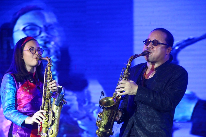 Hai cha con nghệ sĩ saxophone Trần Mạnh Tuấn và An Trần sẽ góp mặt tại đêm nhạc