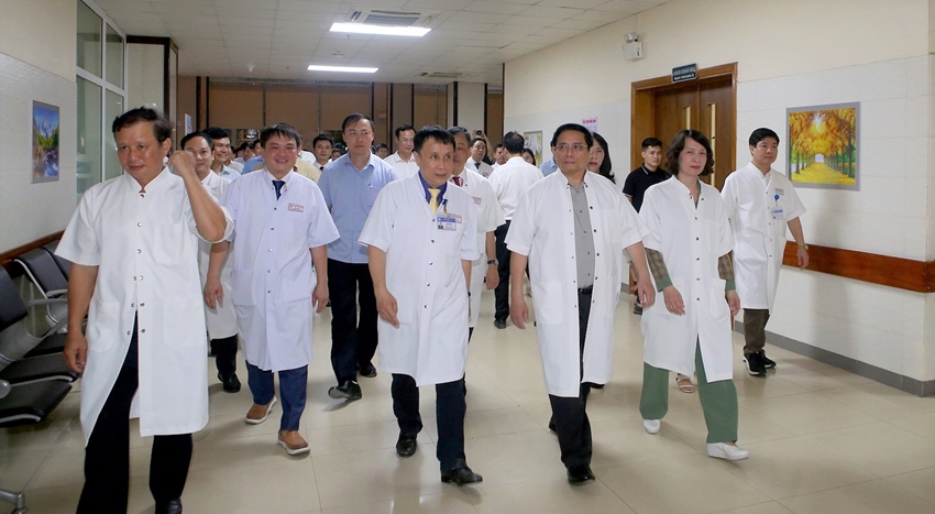 Thủ tướng Phạm Minh Chính cùng đoàn công tác thăm BVTW Huế và các bệnh nhân ghép tạng xuyên Việt tháng 4/2024