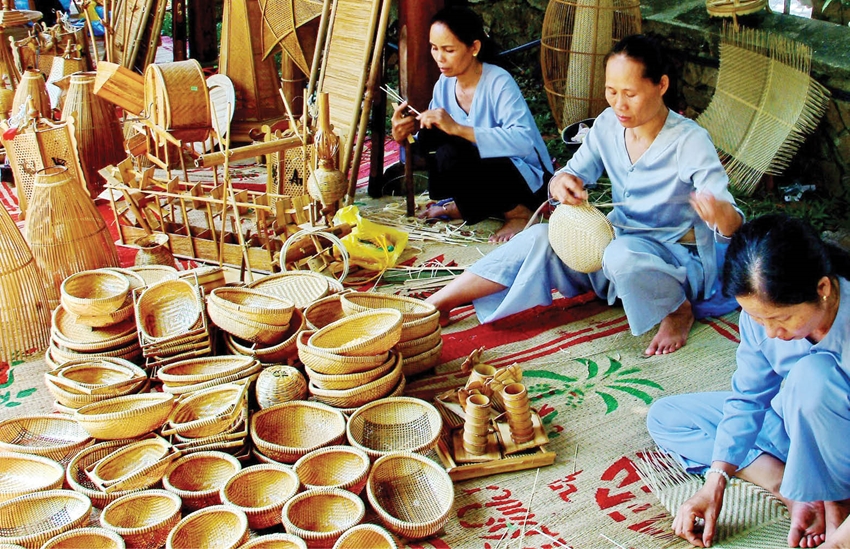  Đến với ngày hội, du khách có thể tự tay làm các sản phẩm từ làng nghề truyền thống mây tre đan. Ảnh: DLQĐ